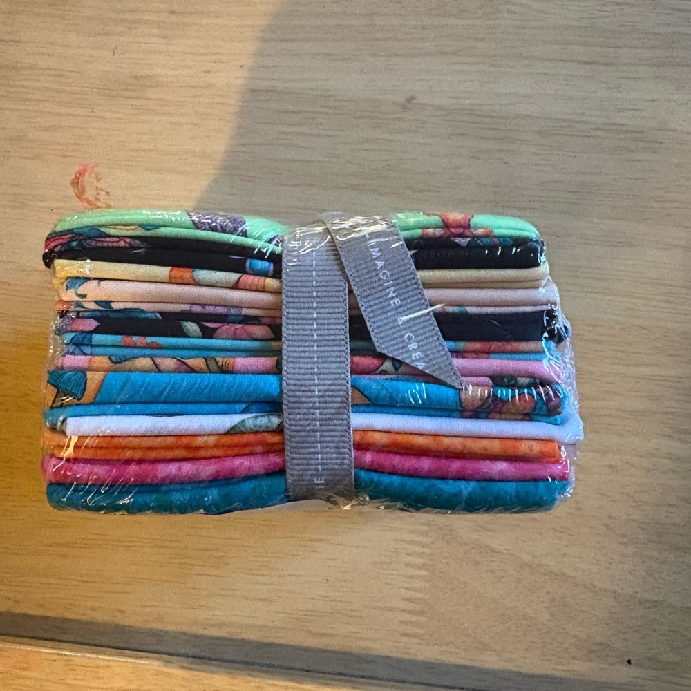 QT Quilting Fabrics Fat Quarter bundle 12 fat quarters - Picture 6 of 7